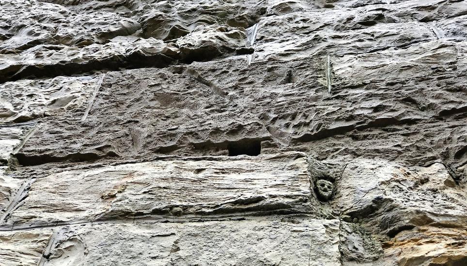 Nach einem langwierigen Sanierungsprozess ist sie gesichert: die Stützmauer im Mühlental. Und ihren eigenen Wächter, der das Geschehen überblickt, hat sie zudem auch noch. Bild: zVg