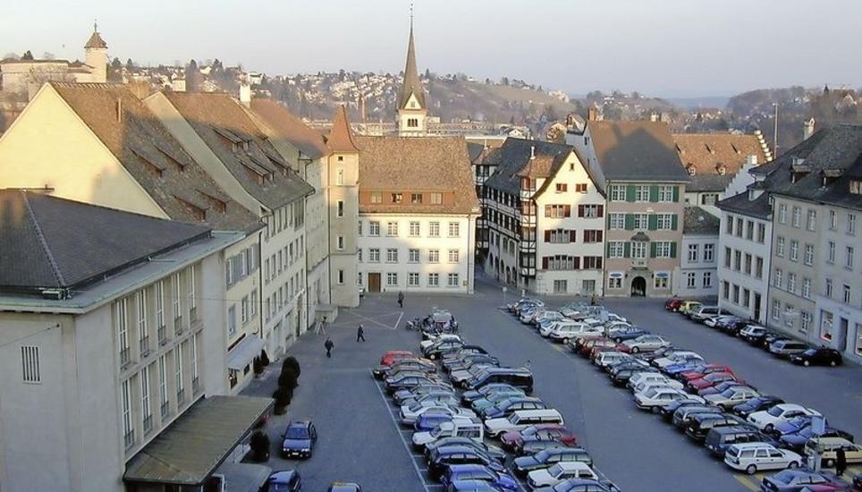 Die Schaffhauser Altstadt, im Bild der Herrenacker im März 2000, sollte immer wieder von Autos befreit werden. Bild: Dominik Erni