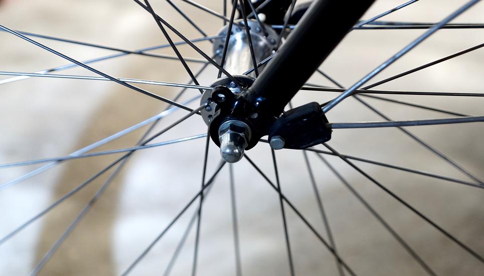 Nach einer Erstversorgung an der Unfallstelle wurde der E-Bike-Fahrer zur weiteren Behandlung in ein Spital nach Singen gebracht. Symbolbild: Pixabay