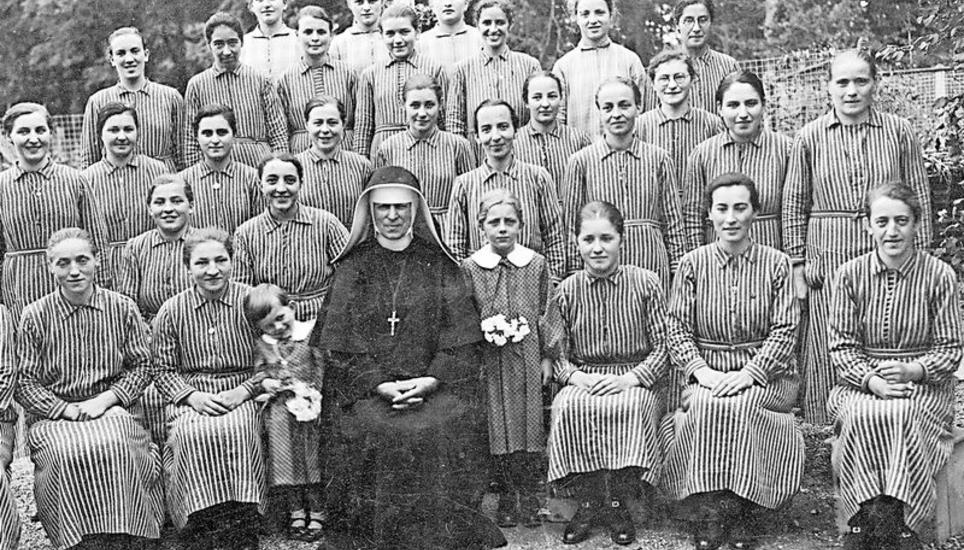 Die Mädchen und Frauen des Mädchenheims Münchwilen mit einer Ordensschwester aus Menzingen – wohl in den 1930er-Jahren. Bild: zvg/Privatbesitz