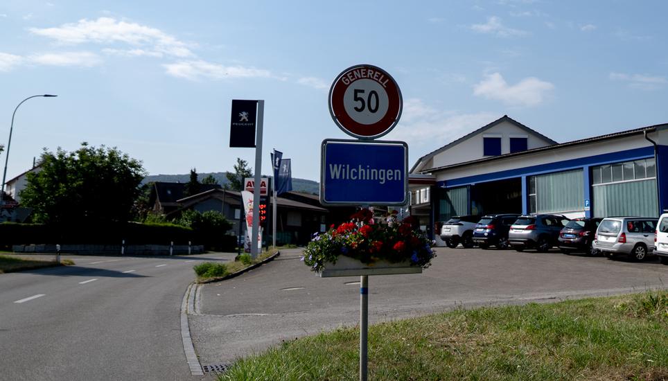 Bei schlechter Witterung werden die Belagsarbeiten in Wilchingen verschoben. Bild: Marc Bührer