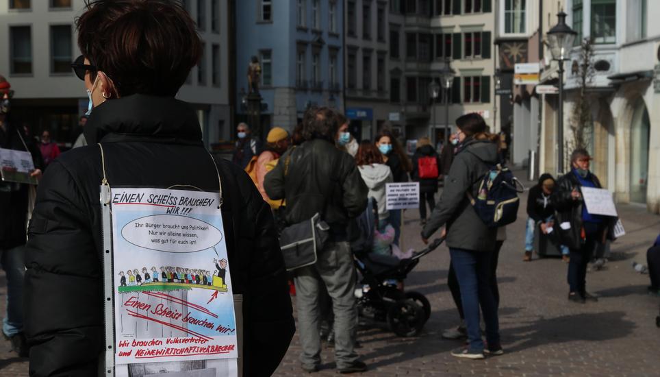 Bereits im Februar wurde auf dem Fronwagplatz unter anderem für eine schnellere Öffnung der Gastrobetriebe demonstriert. Bild: bic