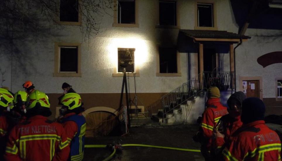 Beim Entreffen der Feuerwehr war das Feuer schon in das Treppenhaus eingedrungen.