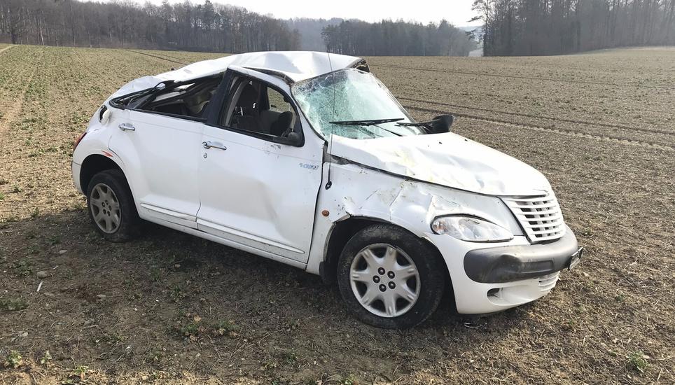 Die Lenkerin konnte sich selbstständig aus dem Auto befreien. Bild: zVg/SHPol