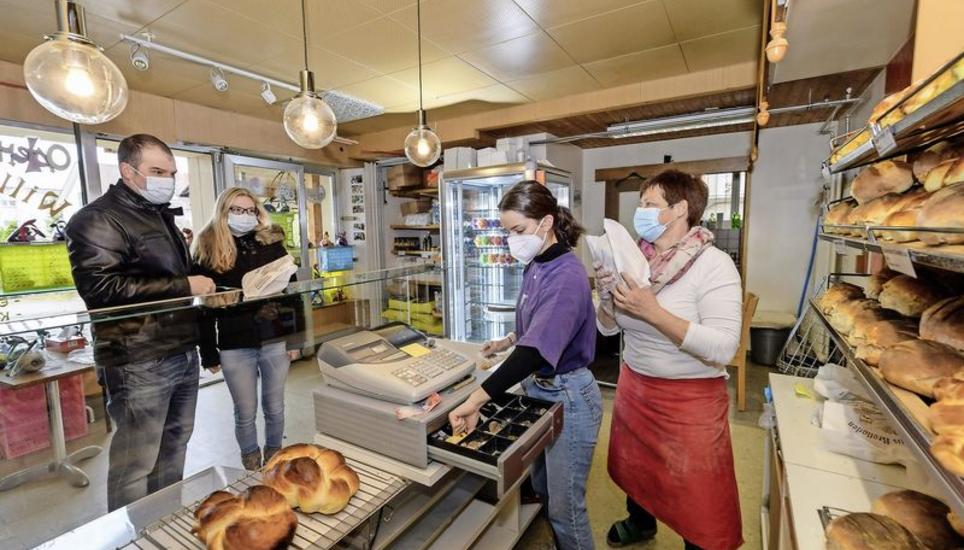 Marie-Claude von Allmen (2. v. r.) und Nelly Bührer (r.) bedienen den ganzen Vormittag über die Kunden, hier das Ehepaar Calvin und Selina Wanner. Bilder: Michael Kessler