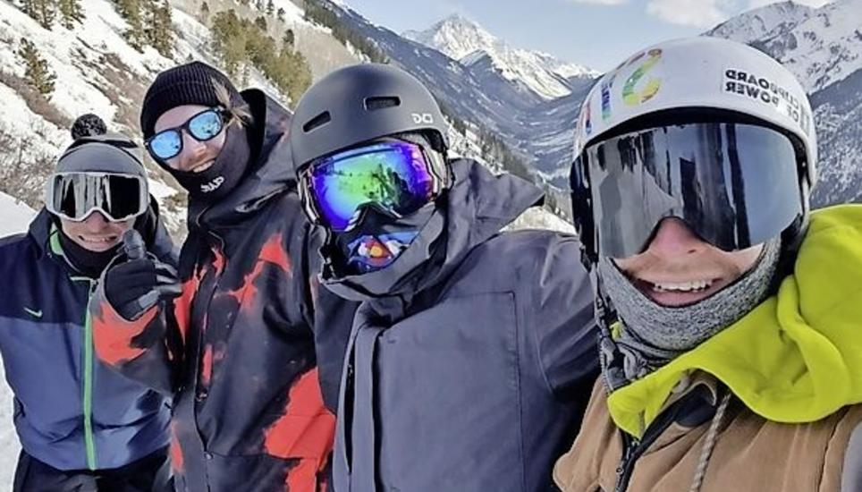 Das Judgeteam im Slopestyle an der WM in Aspen mit dem gebürtigen Schleitheimer Andrin Regli (Zweiter von rechts). Bild: zVg
