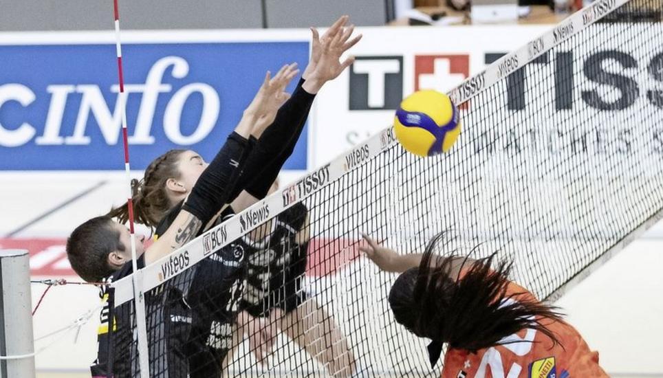Ein fast verzweifelter Kampf der Kanti-Spielerinnen Kemmsies und Silge gegen Kyra Holt (r.) von NUC. Bild: Werner Schläpfer