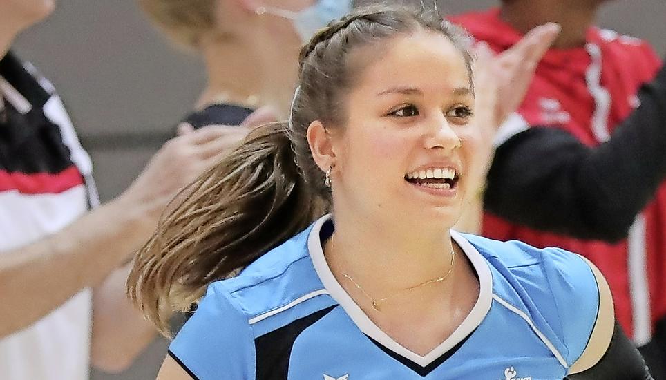 Libera Viviane Habegger strahlt beim Einlaufen aufs Spielfeld viel Freude aus. Bild: Werner Schläpfer