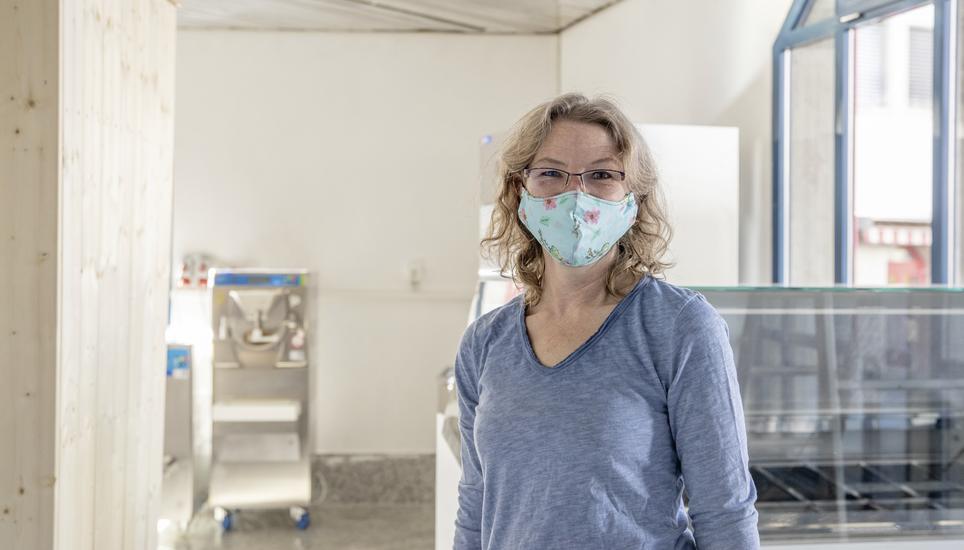 Silvia Egli im Verkaufsraum ihrer «Cascada Ice Factory», der ersten Gelateria in Neuhausen am Rheinfall. Bild: Roberta Fele