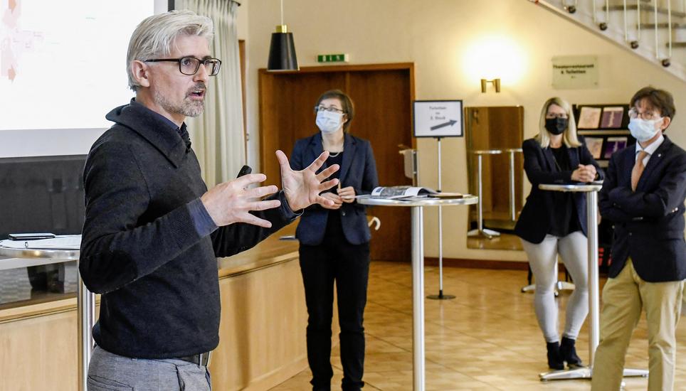 Im Stadttheater wurde das Konzept vorgestellt, unter anderem von Projektleiter Cédric Perrenoud, Baureferentin Katrin Bernath, Bereichsleiterin Bildung Kathrin Menk und Bildungsreferent Raphaël Rohner (v.l.). Bild: Melanie Duchene