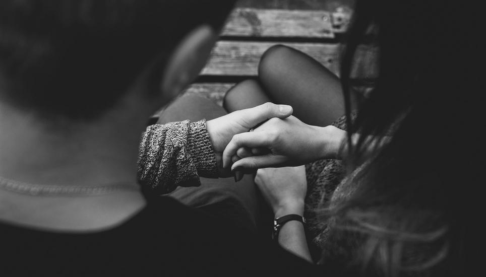 Nähe, Zärtlichkeiten, Freunde treffen: In der Coronapandemie ist das nicht ohne Weiteres möglich für Jugendliche. Symbolbild: Pixabay