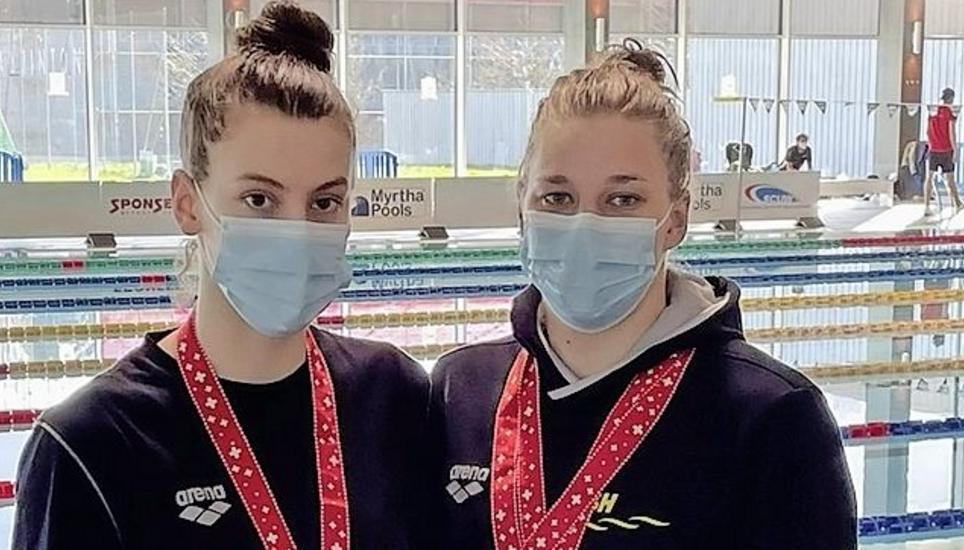 Julia Mattoscio (l.) und Sibylle Gränicher mit Medaillen in Uster. Bild: zVg