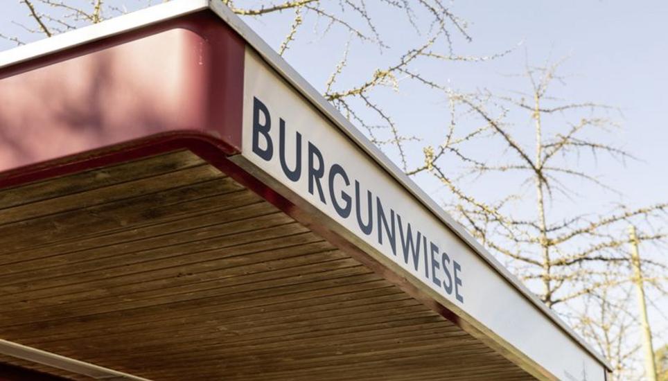 Auf der Burgunwiese, der letzten grossen Freifläche nahe des Neuhauser Zentrums (im Bild zu sehen ist die Bushaltestelle), soll das künftige Alterszentrum entstehen. Bild: Roberta Fele
