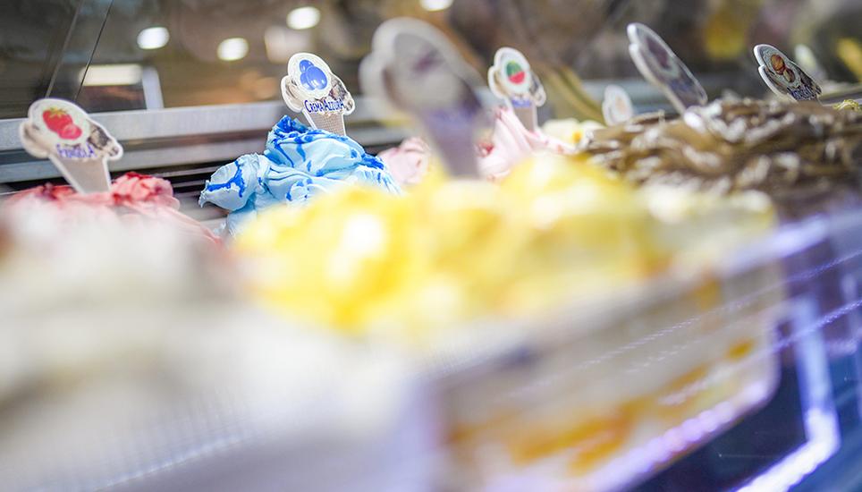 24 Sorten Glace gibt es bei «Il Gelatino». Bild Melanie Duchene