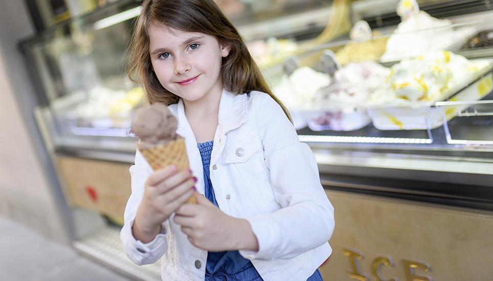 Die kleinen Kinder brauchen kein warmes Wetter für ein erstes Glace. Bild: Melanie Duchene