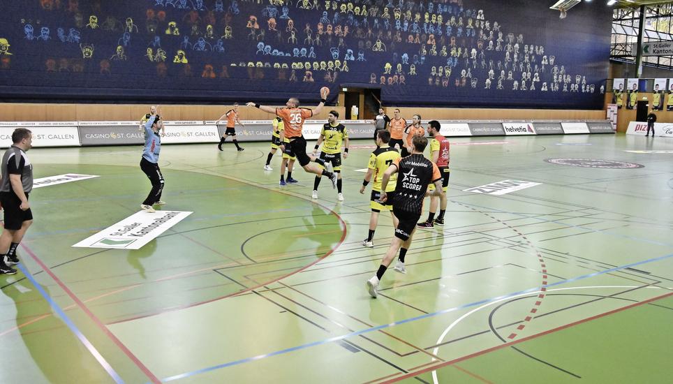 Bisher setzten sich die Kadetten (Kreisläufer Lukas Herburger) gegen St. Otmar St. Gallen in dieser Saison schon dreimal durch. Bild: Poe