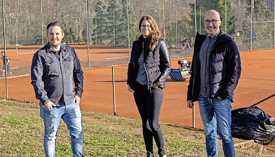 Präsident Adrian Maegerle, Tanja Bader und David Egloff (v. l.) informierten über Neuigkeiten beim TC Niklausen. Bild: zVg