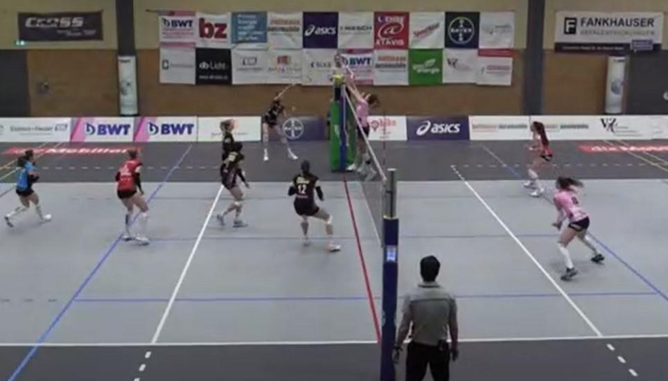 Es war nicht wirklich ihr Tag: Der VC Kanti (l.) konnte sich am Samstag nicht gegen Aesch-Pfeffingen durchsetzen. Bild: Screenshot Livestream Telebasel