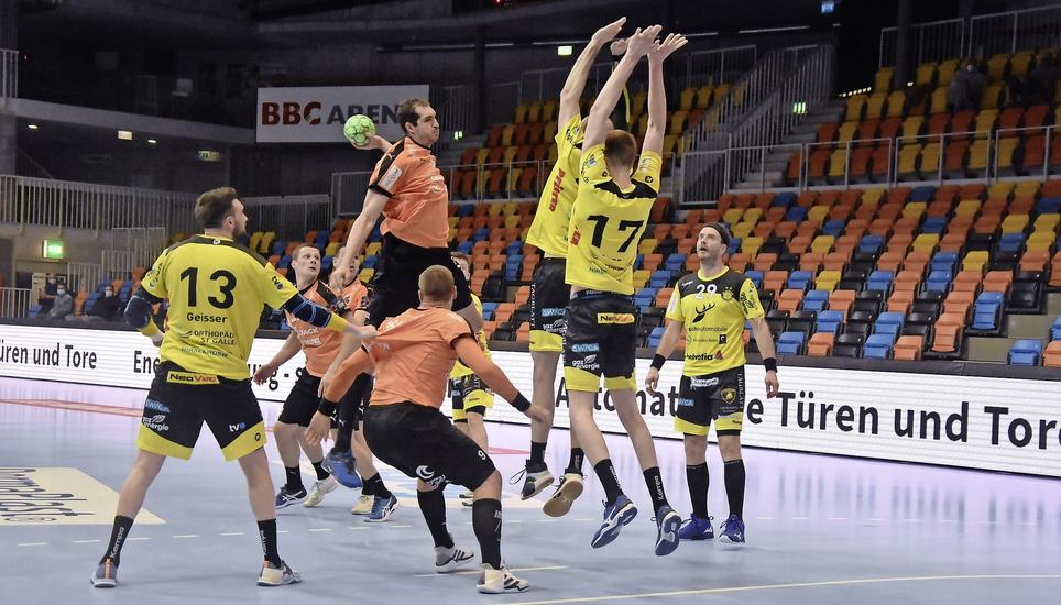 Lücke gefunden: Kadetten-Spieler Angel Montoro (am Ball) findet die Lücke in der Gästeabwehr und trifft. Bild: Philipp Hagen