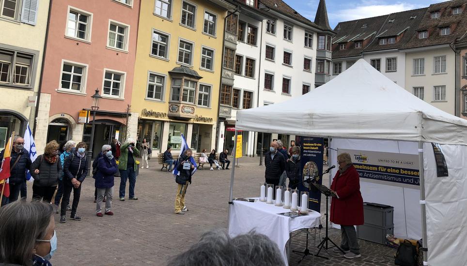 Auf dem Fronwagplatz wurde den 6 Millionen Holocaust-Opfern gedacht. Bild: zVg