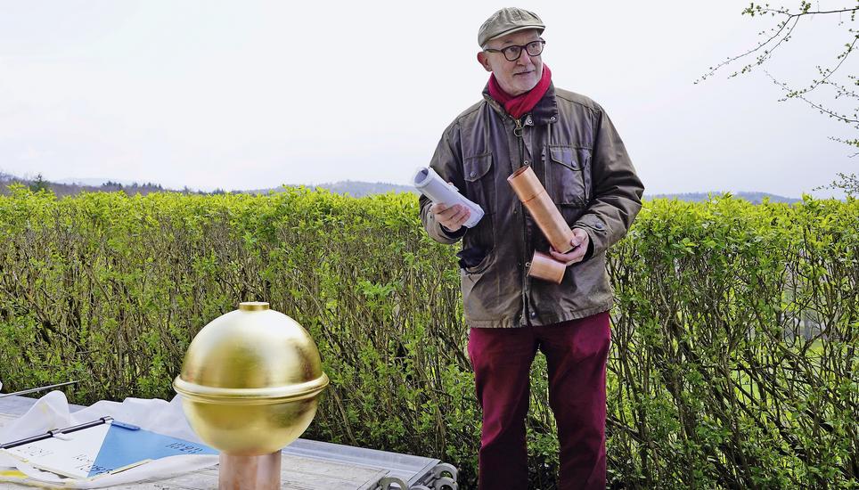 Michael Psczolla mit der Kapsel und den dafür bestimmten Dokumenten. Bild: Tobias Bolli