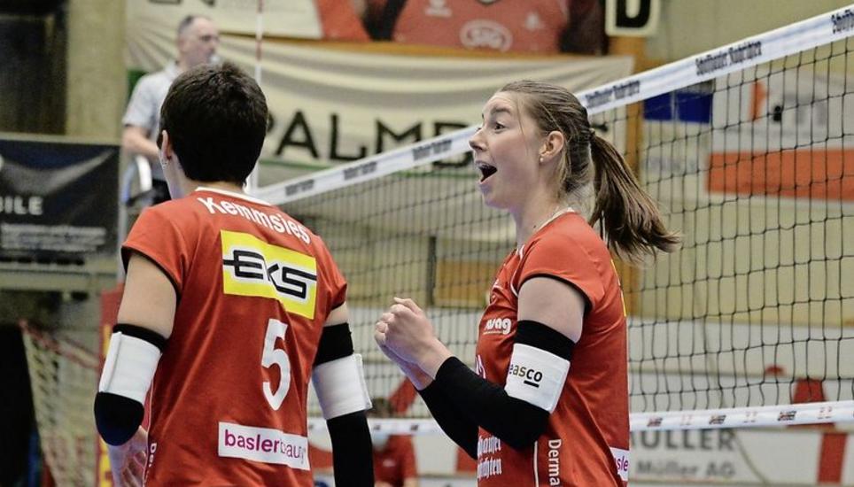 Der VC Kanti meldet sich zurück: Wiebke Silge (rechts) jubelt mit Irina Kemmsies. Bild: Reinhard Standke