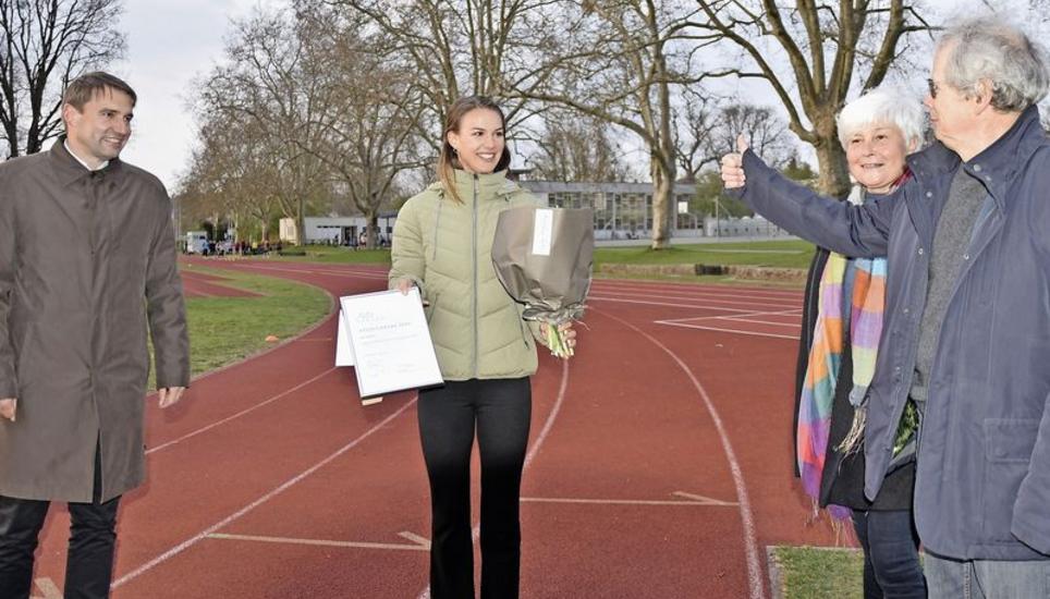 Die mit dem Meta-Preis ausgezeichnete Lydia Boll (Mitte) freut sich zusammen mit dem sportlichen Regierungsrat Patrick Strasser (l.), der ihr die Urkunde übergab, und mit den Preisspendern Reni und Ernst A. Müller (r.) Bild: HCS