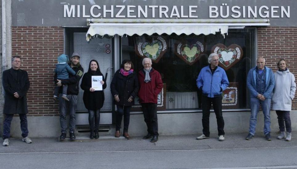 Sie gehören zu den Initianten, die gegen ein Projekt des verdichteten Bauens im Ortskern von Büsingen mobil machen: Architekt Herrmann von Engeln, André (mit Sohn) und Heike Beyeler, Angela und Johann Sarbach, Michael Muddemann, Daniel und Andrea Kalusche (von links). Bild: Wolfgang Schreiber