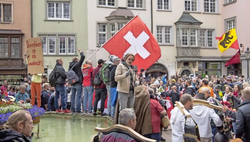 Rund 1000 Menschen kamen nach Schaffhausen, um gemeinsam mit Coronamassnahmenkritiker Daniel Stricker (Mitte, braune Jacke) zu demonstrieren. Bilder: Jeannette Vogel