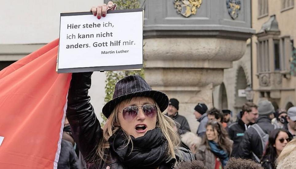 Einige Teilnehmerinnen und Teilnehmer hielten Plakate wie dieses in den Händen.
