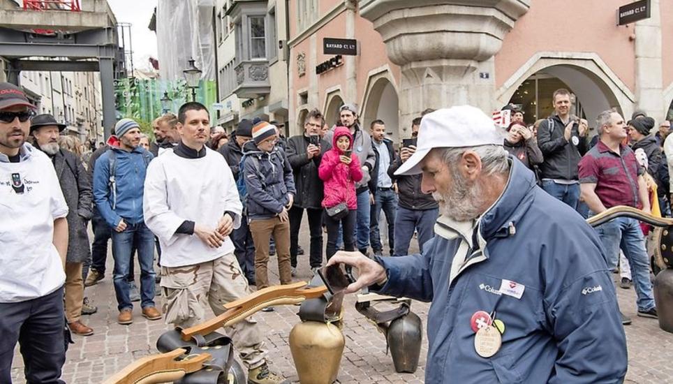 Die schweren Glocken der Treichler waren vielen Demonstranten ein Fotomotiv wert.
