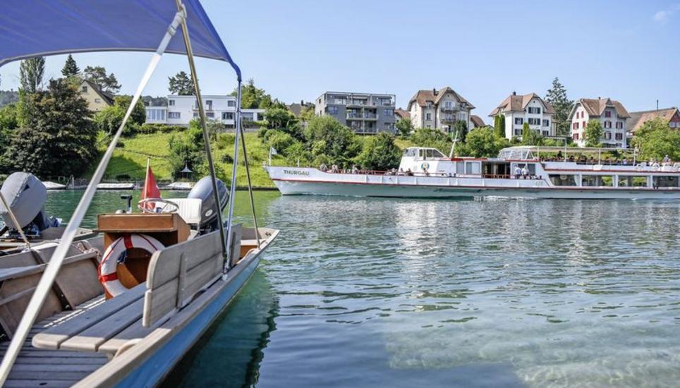 Ein URh-Kursschiff auf dem Rhein im letzten Sommer. Die Szene ist idyllisch, der finanzielle Zustand der Gesellschaft ist weniger prächtig. Bild: Melanie Duchene