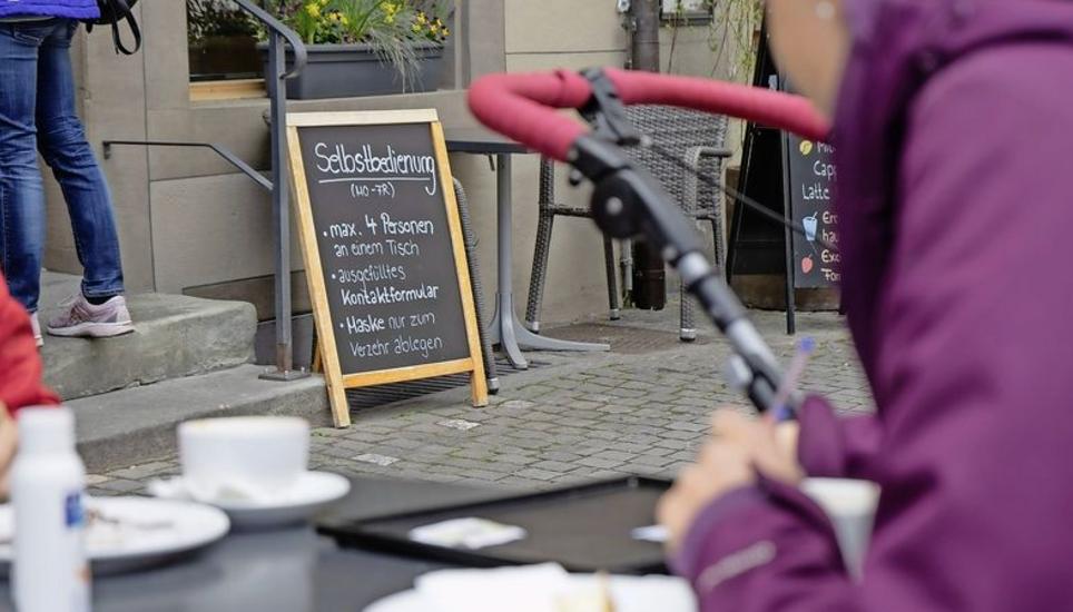 Mit der Öffnung der Terrassen kehrt ein Stück lang ersehnte Normalität zurück. Wie der Kaffee und Kuchen am freien Nachmittag im Café Walz in Stein am Rhein.