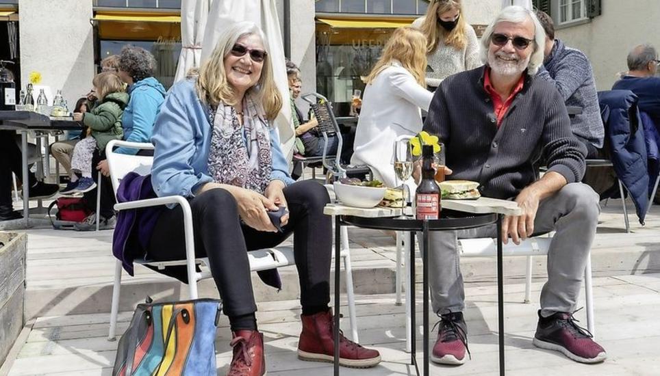 Helen Hauser und Bruno Giannini geniessen den Tag in Stein am Rhein.