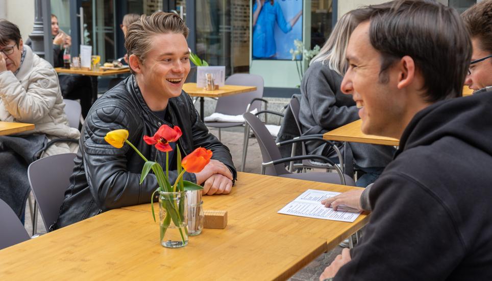 Schüler des BBZ verbringen den Mittag auf der Aussenterrasse des Café Noordlicht am Fronwagplatz.