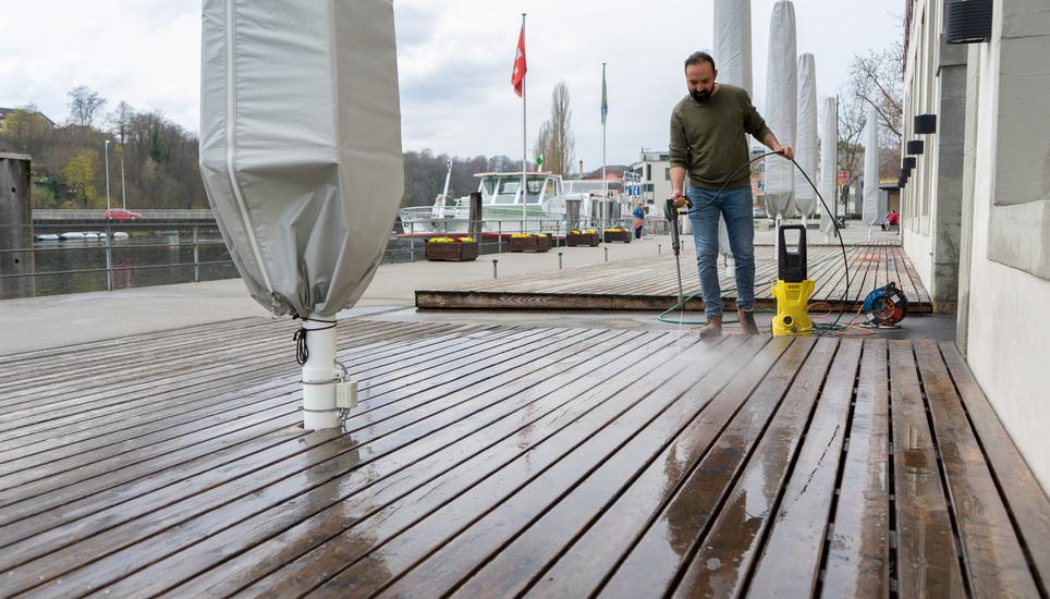 Bevor wieder die ersten Gäste in Empfang genommen werden können, bringt ein Mitarbeiter die Terrasse beim Güterhof mit Hochdruck auf Vordermann.