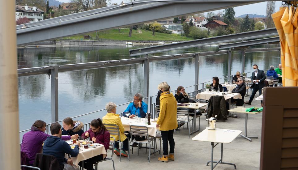Auch auf der Terrasse des Restaurant Rheinfels in Stein am Rhein haben es sich wieder die ersten Gäste gemütlich gemacht.