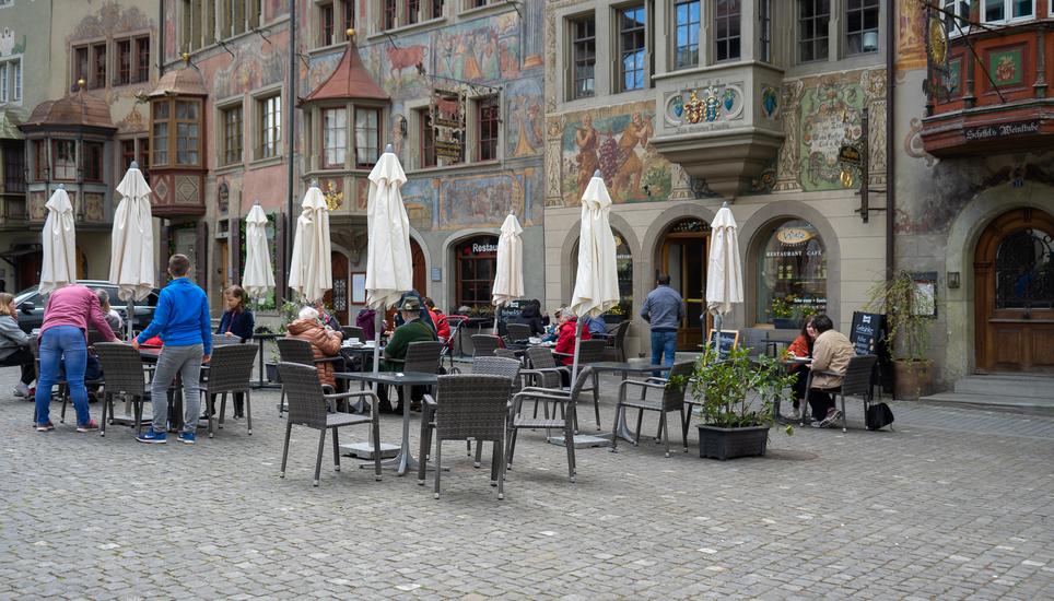 Die Gartenbeiz des Café Walz ist gut besetzt.