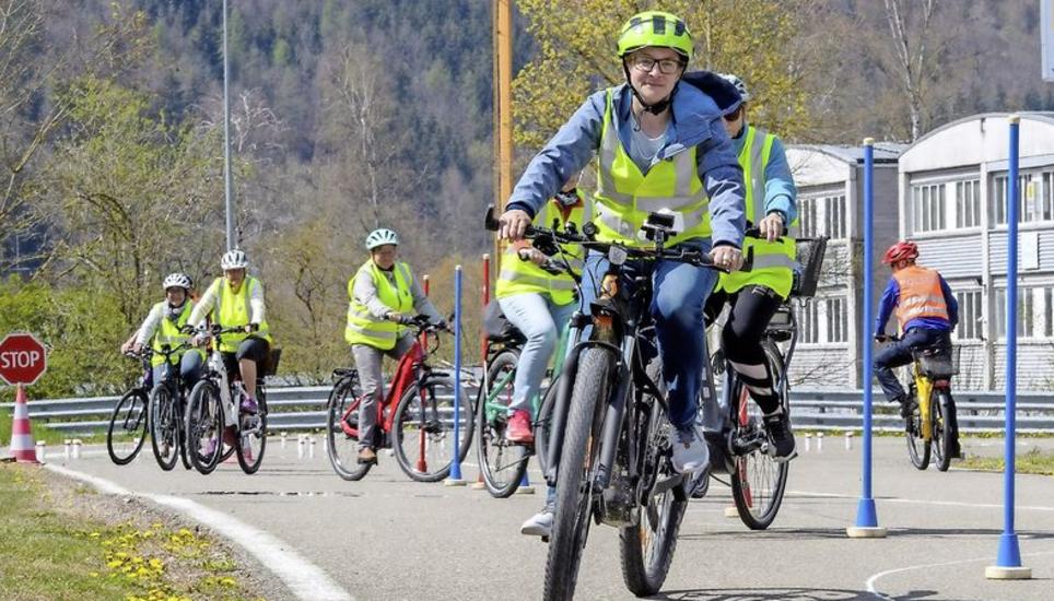 Slalom, Achten fahren oder Hindernissen ausweichen: Mit einfachen Geschicklichkeitsübungen auf einem Parcours beim Zentrum für Verkehrssicherheit im Schweizersbild testeten am Dienstagnachmittag 15 Teilnehmende ihre Fahrkünste auf dem E-Bike. Bild: Michael Kessler