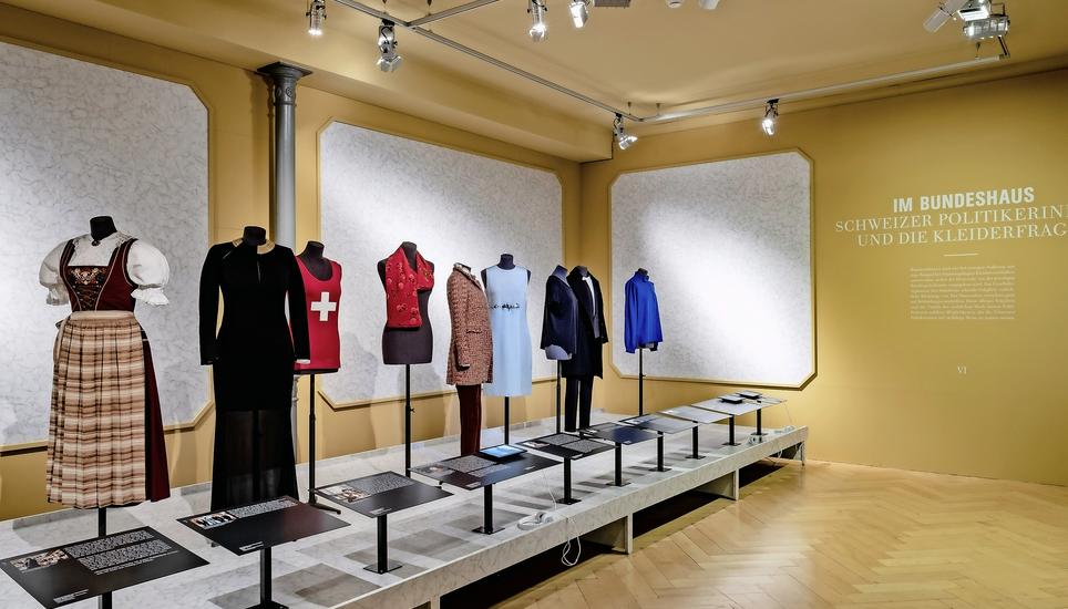 Kleider und Accessoires von Schweizer Politikerinnen in der Ausstellung «Robes politiques». Bilder: zVg/Textilmuseum/Schoch/Stieger/efr