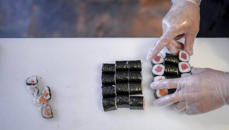 Diese Maki-Sushi sind schon fast «ready» für die Auslieferung.