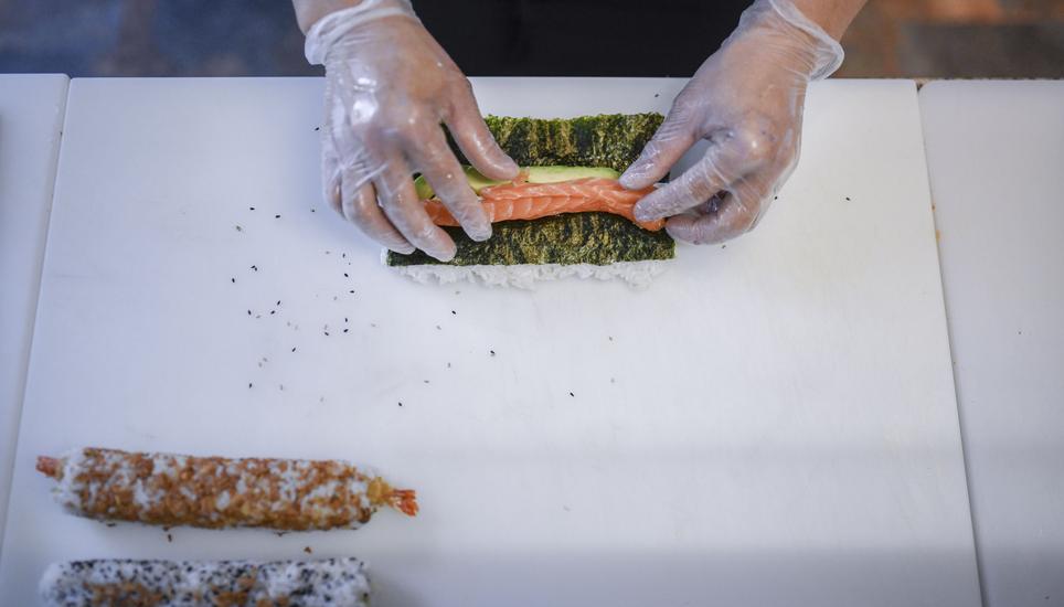 Das Rollen von Sushi ist gar nicht so einfach.