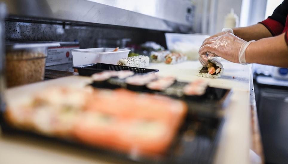 Eine bunte Mischung an verschiedenen Sushi warten auf die Auslieferung.