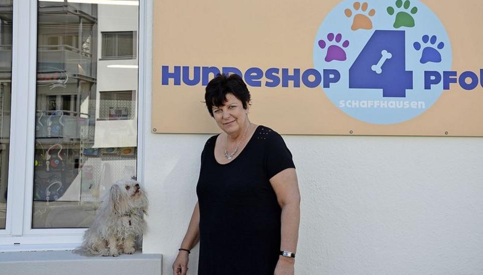 Andrea Huber und ihre Hündin Aischa vor dem Hundeshop 4 Pfoten. Bild: Julia Vetter