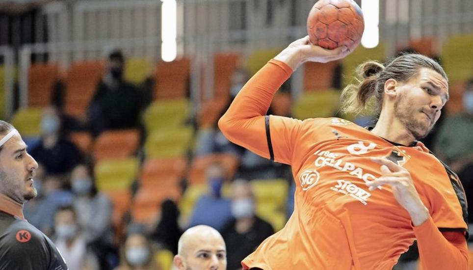 Erik Schmidt (r.) ist mit vollem Einsatz am Ball – und will mit aller Macht in den Cupfinal einziehen. Bild: Key