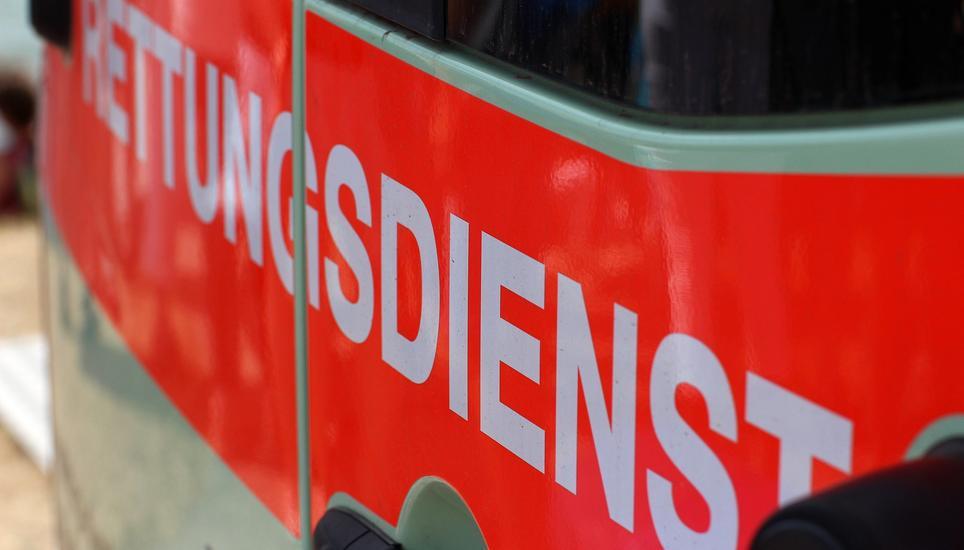 Ein 9-jähriger Junge wurde am Montagabend von einem Anhänger überrollt und musste in ein Spital eingeliefert werden. Symbolbild: SN-Archiv
