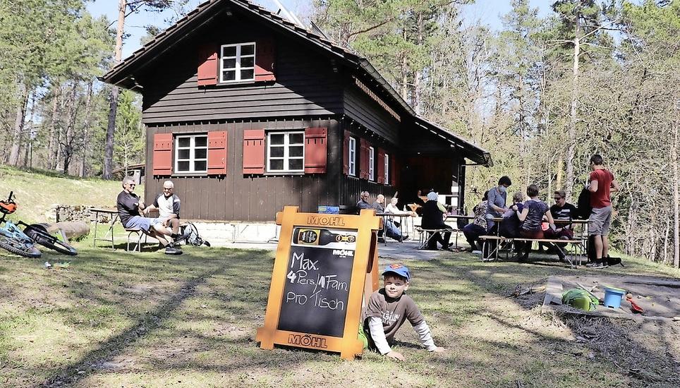 Die Terrasse der Hasenbuckhütte auf dem Randen lädt an sonnigen Tagen zum gemütlichen Verweilen ein. Bilder: Jonas Schlagenhauf