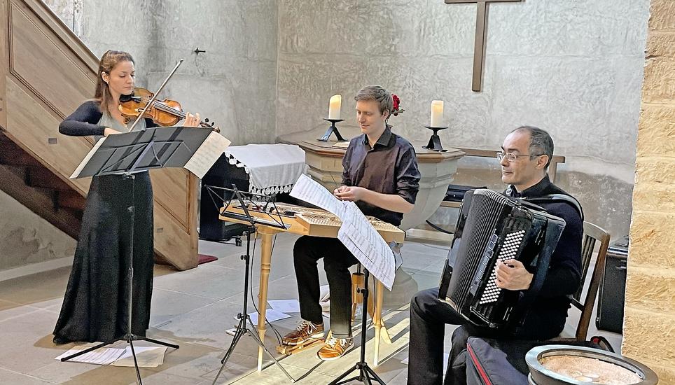 Die drei Musizierenden beim lustvollen Zusammenspiel. Bild: Giesela Zweifel-Fehlmann