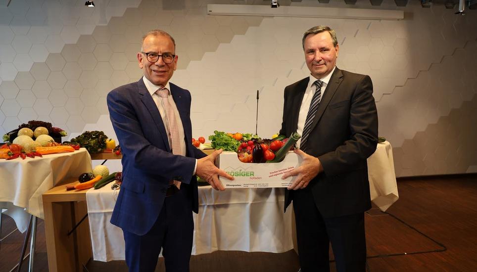 Der Schaffhauser Ständerat Hannes Germann (l.) übergibt sein Amt an Werner Salzmann. Bild: VGSP