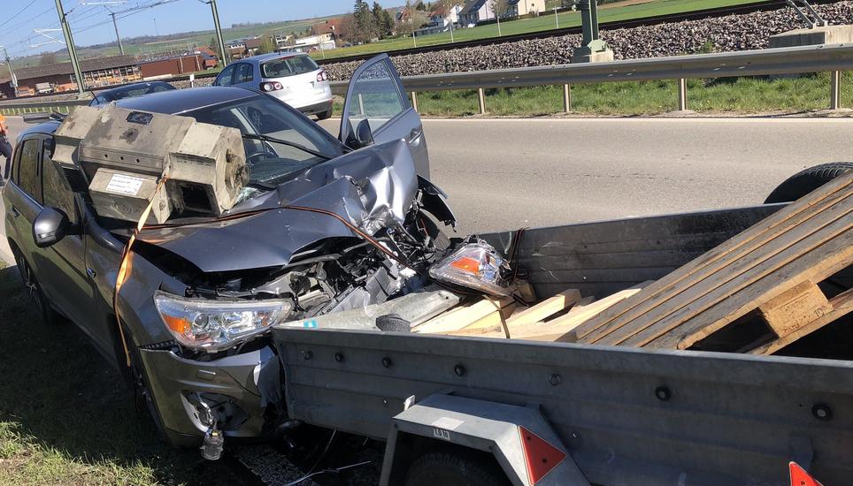 Durch die Wucht des Aufpralls wurde die Ladung im Anhänger auf das Auto geschleudert. Bild: zVg/SHPol